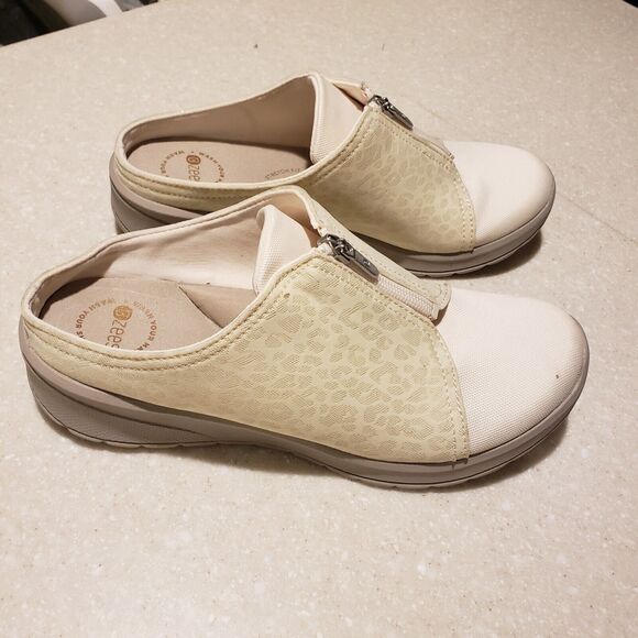 Bzees Womens Glossy Washable Zip Front Comfort Slip-On Mule 8 - Picture 2 of 8